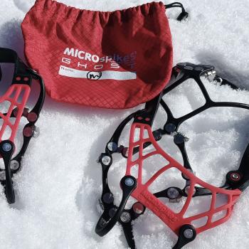 Im mitgelieferten Packbeutel wiegen die Grödel in Größe M weniger als 200 g - (c) Christine Kroll