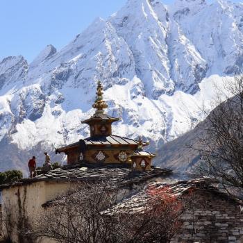 Die Dörfer am Weg liegen wunderschön unterhalb der hohen Schneeberge - (c) Christine Kroll
