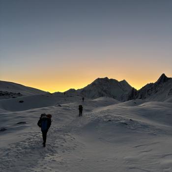 Noch in der Dunkelheit machen sich die Trekker auf den Weg zum Larke la Pass - (c) Christine Kroll