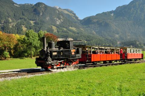 Wie wär’s mit einem Ausflug in längst vergangene Zeiten? Die ersten Sommerfrischler kamen bereits vor 130 Jahren von Jenbach im Inntal aus mit der Dampf-Zahnradbahn hinauf - (c) Achensee Tourismus
