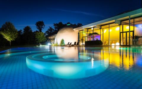 Und nach dem Wandern geht es in eine der beiden Thermen der Region, die Chiemgau Thermen in Bad Endorf oder die Therme Bad Aibling - (c) Chiemsee Alpenland