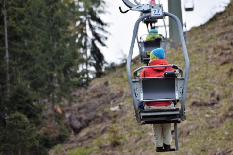 In dem nostalgischen Einer-Sessellift schwebt man angemessen gemächlich hoch von Kufstein in die Bergwelt des Kaisergebirges - (c) Gabi Vögele