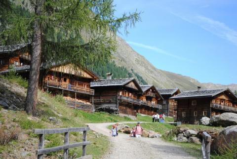 Wander in Osttirol mit einem Ass im Villgratental - Vom Villgratental aus kann man diese auch am Karnischen Kamm bewundern - (c) Jörg Bornmann