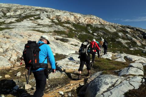 Ostgrönland - Die Wanderungen durch unberührte Landschaften, vorbei an Gletschern und hohen schneebedeckten Bergen bieten jeden Tag ein neues Naturschauspiel