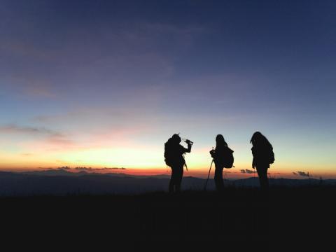 Wandern bei jedem Wetter: mit der richtigen Ausrüstung kein Problem - (c) https://www.pexels.com/photo/activity-adventure-backlit-backpack-450062/