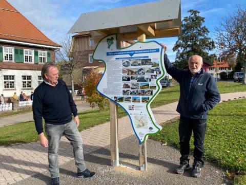 Die maßgeblichen Projektleiter freuen sich über den großen Zuspruch -links  der ortsgeschichtliche Experte Bernhard Kraft sowie rechts Peter Mast, der für die gestalterische Umsetzung der außergewöhnlichen Informationstafeln zuständig zeichnete - (c) Sabine Zoller