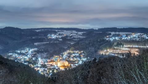 Weiße Wanderwege auf den Top Trails in den schönsten Regionen Deutschlands - Ausblick auf das Weihnachtsdorf Waldbreitbach - (c) Andreas Pacek