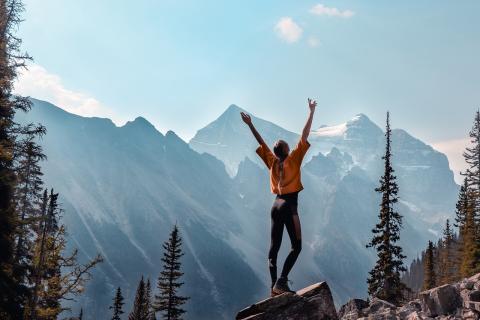 Wandern ist eine befreiende Sportart, doch auch beim Wandern gibt es einiges zu beachten, damit man sicher ans Ziel kommt. Hier wichtige Infos erhalten!