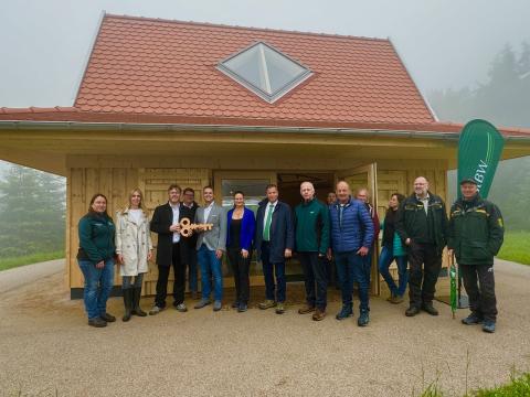 Gruppenbild zur Einweihung der Naturpark-Moorstation auf dem Kaltenbronn v.l.n.r. Kristina Schreier, Cornelia von Loga, Prof. Dr. Christian Dusch, Alexander Becker, Julian Christ, Sabine Zenker, Peter Hauk, Karl-Heinz Dunker, Jochen Borg, Tobias Volg, Felix Reining - (c) Sabine Zoller