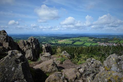 Wanderungen, wie hier in der Vulkanregion Vogelsberg: Eine Wohltat für Körper und Geist - (c) Gabi Vögele