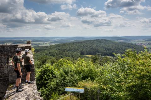 Rein ins Mittelalter im Naturpark Haßberge - zum 15jährigen Jubiläum findet am 25. Mai 2025 der Burgenwinkel-Wandertag statt - (c) Ralf Schanze Rein ins Mittelalter im Naturpark Haßberge - zum 15jährigen Jubiläum findet am 25. Mai 2025 der Burgenwinkel-Wandertag statt - (c) Ralf Schanze